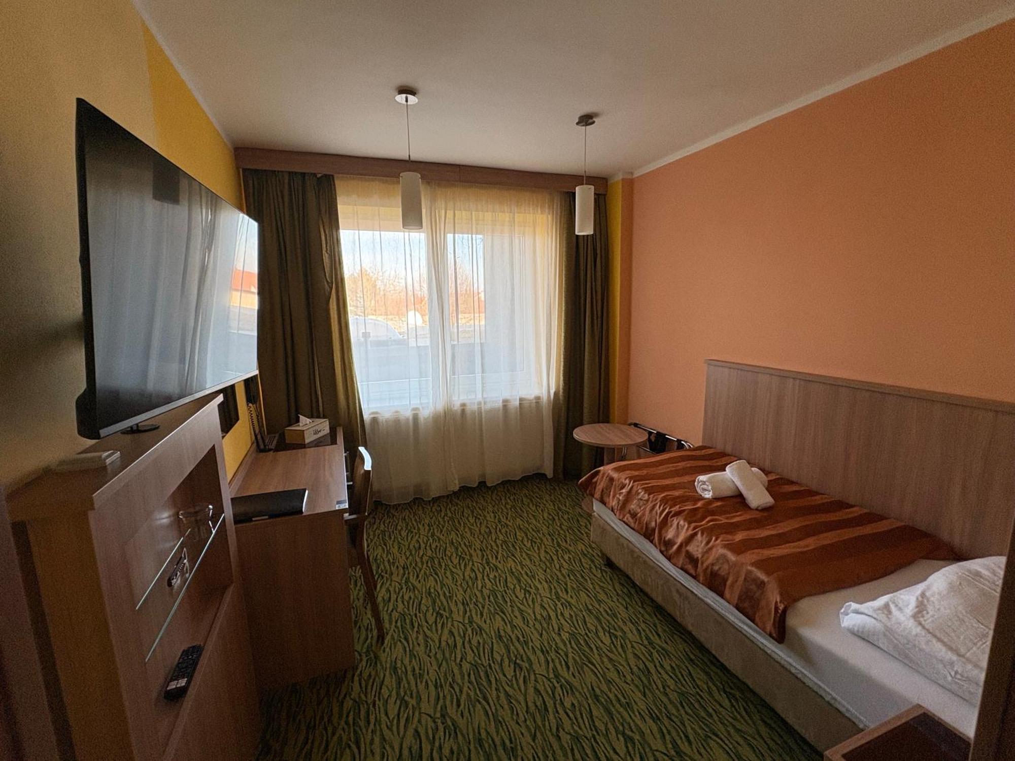 Hotel Opera Jaromerice nad Rokytnou Exterior foto